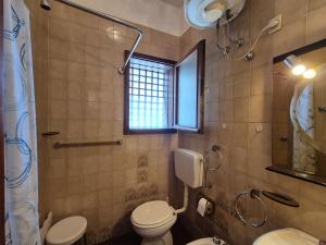 un bagno con wc e finestra di Villa Sandra a Bibione