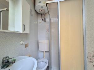 un bagno con doccia, lavandino e WC di Villa Sandra a Bibione