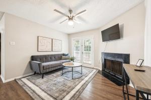 ein Wohnzimmer mit Couch und Kamin in der Unterkunft The Davis 916 I Comfy 2 Bed 2 Bath in Huntsville