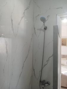 エル・アラメインにある3A Chalet 2 bed rooms without lounge garden view 114 at Green Beachの大理石の壁のバスルーム(シャワー付)