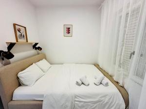 Postel nebo postele na pokoji v ubytování PHOS - Pag Residencies