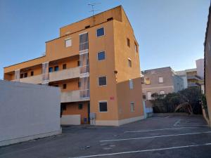 a building with a parking lot in front of it at T2, wifi et parking, 4 couchages, centre station in Narbonne-Plage