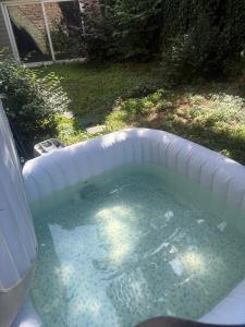 a hot tubificialificialificialificialificialificialificialificialificialificialificialificialificial at cosy 50m2 avec spa et jardin in Boulogne-sur-Mer