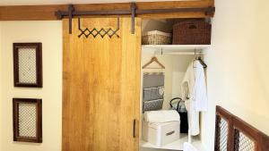 Habitación con puerta de madera. en Escada Villa, en Bicas