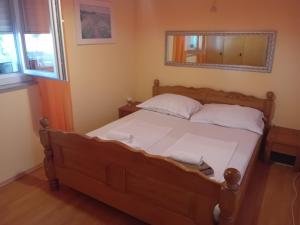 D,apartman' ulica pušća 51, 51513 Omišalj客房内的一张或多张床位
