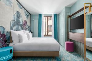 Cama ou camas em um quarto em Marmont Hotel