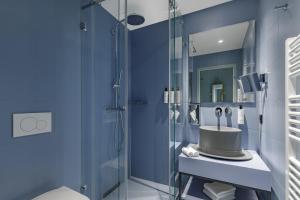 Um banheiro em Marmont Hotel