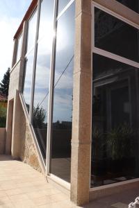 una grande finestra di vetro sul lato di un edificio di Well at Home a Vila Nova de Gaia