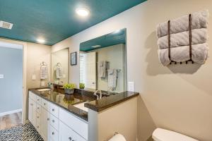 Ένα μπάνιο στο Pool Access and Lake Views Osage Beach Family Gem +16 φωτογραφίες