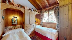 a room with two beds and a window at Abitaziun Süls Ers 11 - Pontresina in Pontresina