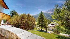 une vue sur les montagnes depuis une maison dans l'établissement Abitaziun Davous Crasta- Zuoz, à Zuoz