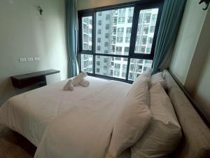 En eller flere senge i et værelse på The base condo Pattaya city center + 19 billeder