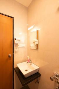 une salle de bain avec un lavabo blanc et un miroir dans l'établissement Boho, Breezy, Sun-Kissed 2bhk nr BKC & Airport, à Mumbai 42 autres photos