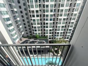 En balkon eller terrasse på The base condo Pattaya city center