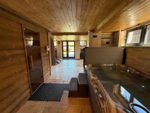 a large bathroom with a tub in a house at Al Tronco Log Cabin in Cîmpeneşti