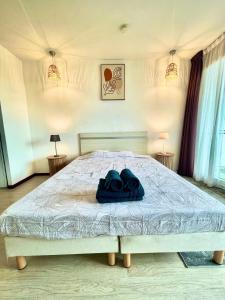 ルルドにある" Escale Closeraie " Balcon - Parking - 4 personnesのベッドルーム1室(青いタオル付きのベッド1台付)