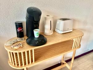 ルルドにある" Escale Closeraie " Balcon - Parking - 4 personnesのコーヒーメーカー(木製テーブル付)