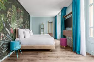 Cama ou camas em um quarto em Marmont Hotel