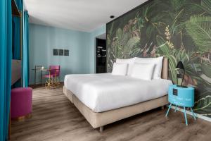 Cama ou camas em um quarto em Marmont Hotel