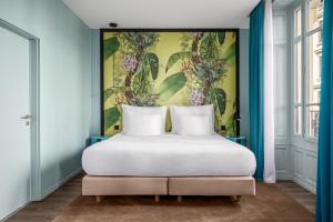 Cama ou camas em um quarto em Marmont Hotel