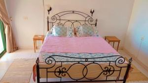 - une chambre avec un lit doté d'une couette rose et bleue dans l'établissement Romantic Chalete قرية الغرندل, à Ras Sudr 23 autres photos