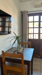 a wooden table with a plant on top of it at Pequeño Monoambiente céntrico 1E in Puerto Iguazú