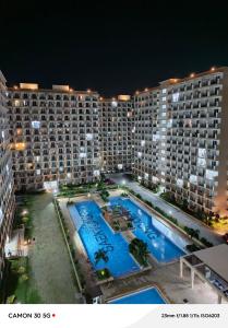 eine Luftansicht eines großen Apartmentkomplexes in der Nacht in der Unterkunft J and A's place in Agus