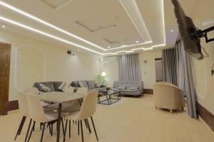 a living room with a table and chairs at منتجع و شاليهات المخمل Velvet Chalets and resort in Taif