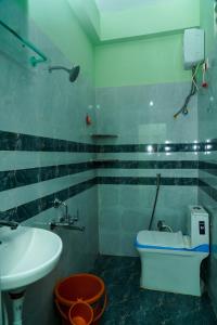 Koupelna v ubytování Mithra's Stays 1-bhk and 2-bhk apartments