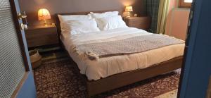 a bedroom with a bed with two night stands and two lamps at La Casa del Tramonto in Vellano