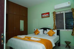 Postel nebo postele na pokoji v ubytování Mithra's Stays 1-bhk and 2-bhk apartments