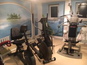 een fitnessruimte met 3 hometrainers in een kamer bij Haus am Park in Bad Hersfeld
