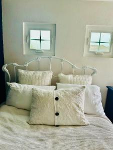 サンタバーバラにあるPrivate room in a 3 bed 2 baths condoの白い枕と2つの窓が備わる白いベッド +2枚の写真