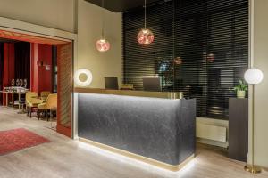 Uma área de estar em Marmont Hotel