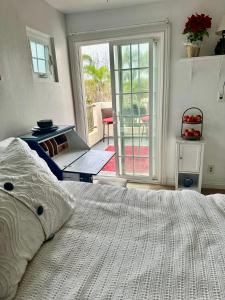 サンタバーバラにあるPrivate room in a 3 bed 2 baths condoのベッドとガラスの引き戸のある寝室