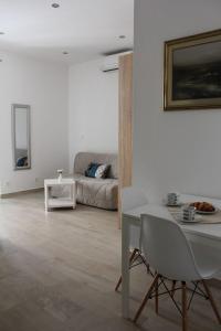 un soggiorno con tavolo e divano di Apartment Iva a Spalato (Split)