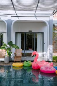 a swimming pool with a toy swan in the water at Hoàng Khang Hotel- Khách Sạn Buôn Ma Thuột in Buôn Kô Sir