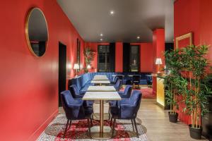 Uma área de estar em Marmont Hotel