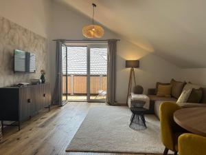 于贝尔塞Bergzauber Suite的客厅里有一张沙发和一张桌子。