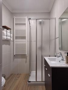 a bathroom with a shower and a sink at Casa Dos Avós - Alojamento Local in Bragança
