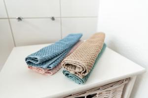 two towels sitting on a white shelf in a bathroom at AAB Apartment 80qm mit 2 Schlafzimmern, Self-Check-in mit Wlan und gratis Parkplatz am Haus in Bad Kissingen +14 photos