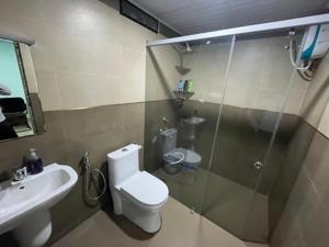 Un baño con inodoro, lavabo y ducha. en Zion Apostolate, en Athirappilly