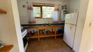 Η κουζίνα ή μικρή κουζίνα στο Cabaña Tierrabuena La Zamba