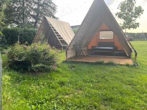 una tenda in mezzo a un prato di Camping Amazing Village 