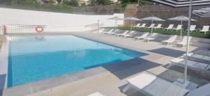 Piscina a La Suite Hotel o a prop