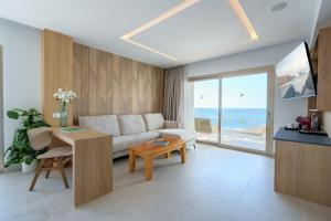 salon z kanapą i stołem w obiekcie Bellamar Hotel Beach & Spa w mieście San Antonio