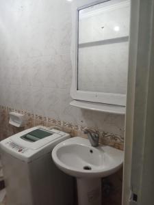 ein Badezimmer mit Toilette, Waschbecken und Spiegel in der Unterkunft Chalet 3 VILLA114 first floor 2bed rooms and 2 bathrooms sea view green beach in El-Alamein