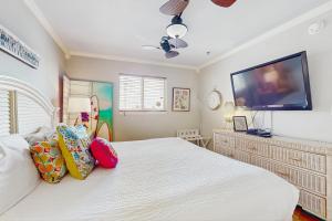 Postel nebo postele na pokoji v ubytování Windancer Condominiums