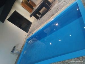 a close up of a blue object in a room at Mais Motel e Hotel in Lucélia
