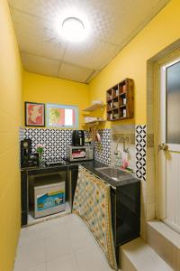 Kuchyň nebo kuchyňský kout v ubytování Authentic Old Quarter-Free Breakfast-Netflix & Balcony